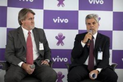 El presidente de Telefónica en Brasil, Antonio Carlos Valente (d), habla acompañado del presidente del Grupo Gol, Jonas Suassuna (i), en la sede de la empresa en Sao Paulo (Brasil).