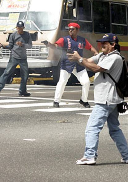 Varios hombres disparan sus armas contra la multitud, que protestaba contra la victoria en referéndum del presidente venezolano, Hugo Chávez.
