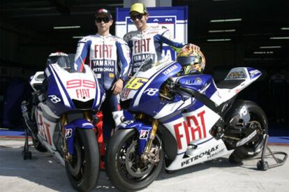 Jorge Lorenzo (a la izquierda) y Valentino Rossi, ayer en Sepang en la presentación de la Yamaha 2010.