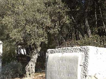 Monumento en el camino donde fue fusilado García Lorca.