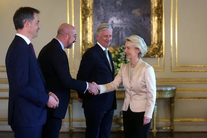 La presidenta de la Comisin Europea, Ursula von der Leyen, estrecha la mano del presidente del Consejo Europeo, Charles Michel, junto a Felipe, rey de los belgas (detrs) y el primer ministro de Blgica, Alexander De Croo el pasado 17 de abril en Bruselas.