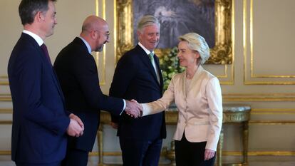 La presidenta de la Comisión Europea, Ursula von der Leyen, estrecha la mano del presidente del Consejo Europeo, Charles Michel, junto a Felipe, rey de los belgas (detrás) y el primer ministro de Bélgica, Alexander De Croo el pasado 17 de abril en Bruselas.