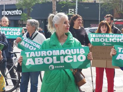 Varios activistas del Pacma se manifiestan frente a la plaza de toros de la Monumental en Barcelona.