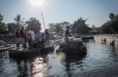 Comerciantes en el río Suchiate en la frontera entre México y Guatemala