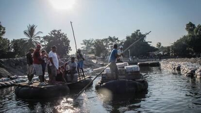 Comerciantes no rio Suchiate, na fronteira entre o México e a Guatemala