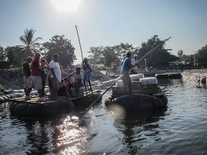 Comerciantes no rio Suchiate, na fronteira entre o México e a Guatemala