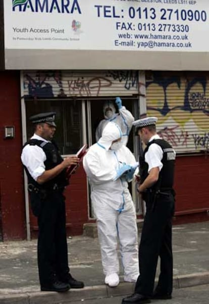 Miembros de la policía, ayer a las puertas del Hamara Center.