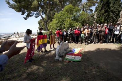 Momento de la inauguraci&oacute;n del monumento a los brigadistas italianos, ayer en el cementerio de Montju&iuml;c en Barcelona. 