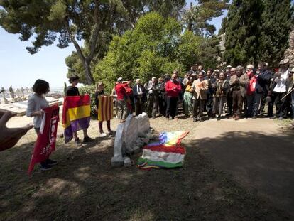 Momento de la inauguración del monumento a los brigadistas italianos, ayer en el cementerio de Montjuïc en Barcelona.