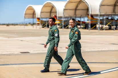 La princesa Leonor camina en la base de San Javier del Ejército del Aire y el Espacio junto al comandante Alberto Guzmán.