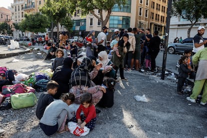 Familias desplazadas, principalmente de Siria, en la plaza de los Mártires, en el centro de Beirut, donde pasaron la noche huyendo de los ataques israelíes.