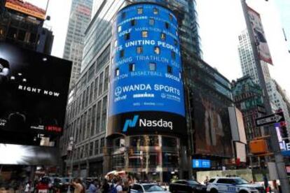 Logo de Wanda Sports Group en la sede de Nasdaq, en Times Square (Nueva York), antes de su OPV en 2019.