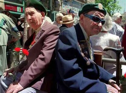 Dos judíos rusos veteranos de la II Guerra Mundial esperan el paso de un desfile de la victoria en Jerusalén.