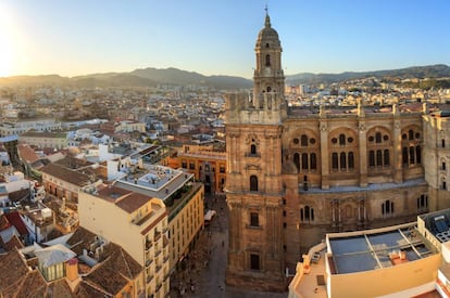 Vista de la catedral de Málaga junto al palacio episcopal y la plaza del Obispo.