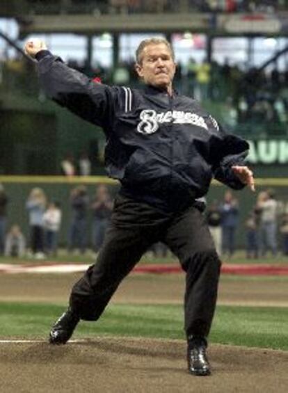 Bush lanza una pelota al inaugurar, el viernes, un estadio en Milwakee.