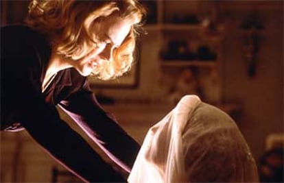 Nicole Kidman, con Alakina Mann, en una imagen de la película <i>Los otros</i>, de Alejandro Amenábar.