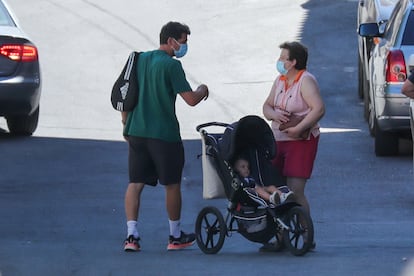 Casillas conversa en una calle de Navalacruz, el pasado miércoles. 