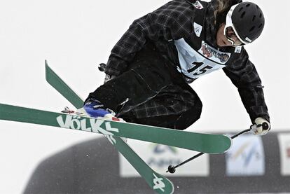 El <i>halfpipe> (medio tubo) se practica en una pista en forma de U dentro de la modalidad del <i>freestyle>. Sarah Burke era una de las mejores esquiadoras del mundo en esta modalidad y tuvo un papel muy importante en la inclusión en esquís del estilo libre en los Juegos de Invierno de Sochi 2014.</i></i>