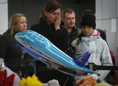 Una mujer se lamenta en la entrada del aeropuerto de Púlkovo, a las afueras de San Petersburgo (Rusia).