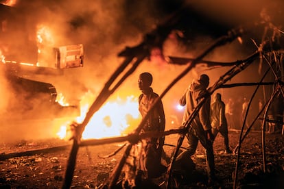 Vehículos de la misión de la ONU en Congo, incendiados por una multitud que le reprocha su inacción ante el avance del grupo armado M23, en la ciudad oriental de Goma, el 1 de noviembre. 