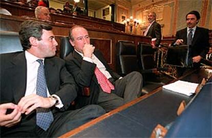 Ángel Acebes, Rodrigo Rato y José María Aznar, durante la sesión plenaria del Congreso.