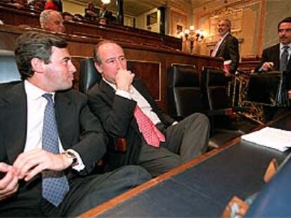 Ángel Acebes, Rodrigo Rato y José María Aznar, durante la sesión plenaria del Congreso.