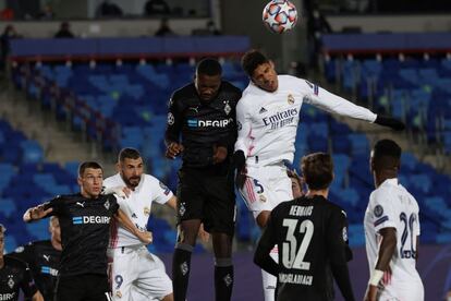 El defensa francés del Real Madrid Raphael Varane disputa un balón con Alassane Plea, delantero francés del Borussia.