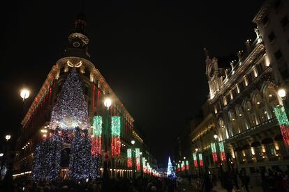 Iluminación navideña en el hotel Four Seasons, en la calle Alcalá, en el centro de Madrid.