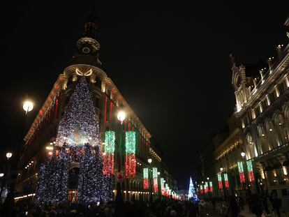 Iluminación navideña en el hotel Four Seasons, en la calle Alcalá, en el centro de Madrid.