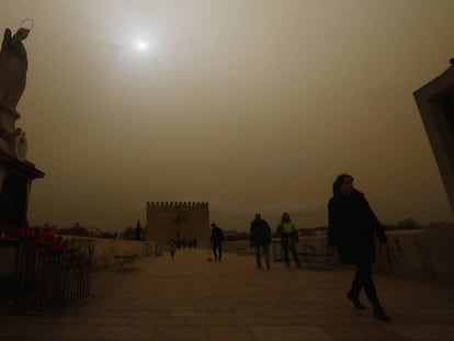 La calima llega a España: las ciudades teñidas de polvo sahariano, en imágenes