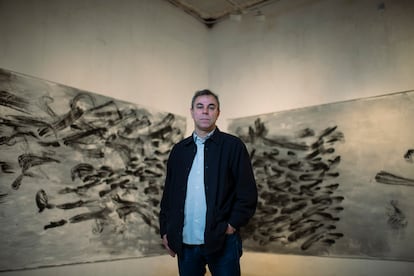 Fernando Sánchez Castillo, ante dos de sus obras en la galería Albarrán Bourdais.