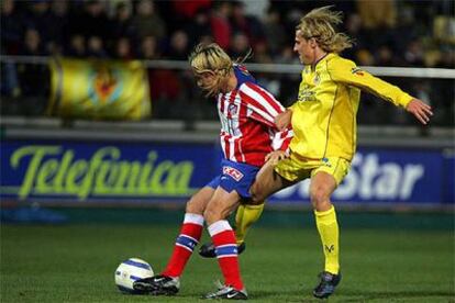 Sosa controla el balón ante Forlán.