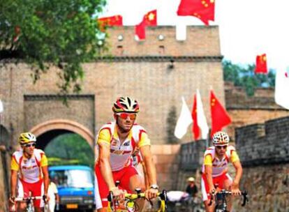 Los ciclistas del equipo de fondo posan delante de la Gran Muralla