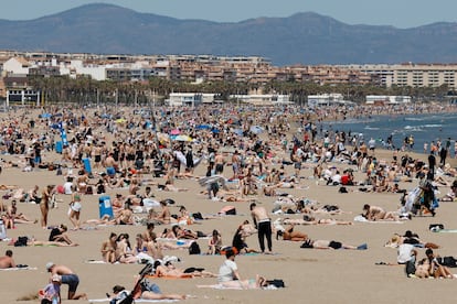 Cientos de personas en la playa de Las Arenas de Valencia, el pasado Jueves Santo. Hoy, Lunes de Pascua, es festivo en la Comunidad Valenciana.