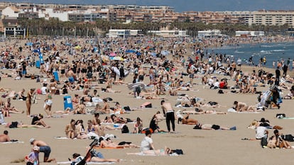 Cientos de personas en la playa de Las Arenas de Valencia, el pasado Jueves Santo. Hoy, Lunes de Pascua, es festivo en la Comunidad Valenciana.