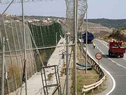 Aspecto de la verja que separa la ciudad autónoma de Melilla de la parte marroquí.