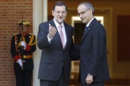 El presidente del Gobierno, Mariano Rajoy (i), recibe al jefe de Gobierno del Principado de Andorra, Antoni Martí Petit (d), esta mañana en el Palacio de la Moncloa.