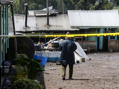 Una persona camina este viernes en una zona acordonada en la escuela primaria Hillside Endarasha tras un incendio en el condado de Nyeri, Kenia