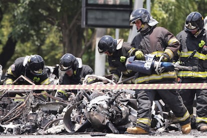 Varios bomberos trabajan en la zona del suceso.