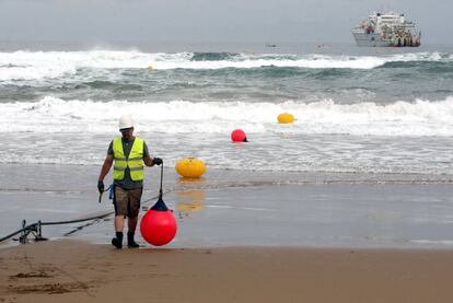 El anclaje ha comenzado este martes en la Bahía de Bizkaia y llegará a Virginia Beach, en otoño. Es el fruto del acuerdo entre Facebook y Microsoft que permitirá permitirá transmitir 4.000 DVD's convencionales en un segundo. En la imagen, un operario vigila que la guía arrastra el cable a tierra de forma correcta.