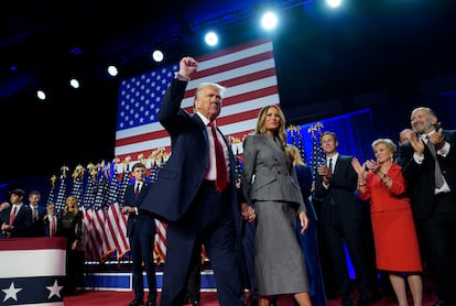 Donald Trump levanta el puño al conocer los resultados electorales, en Florida, en 2024.