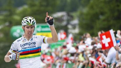Rui Costa señala su arcoíris al cruzar vencedor la meta de la última etapa de la Vuelta a Suiza.