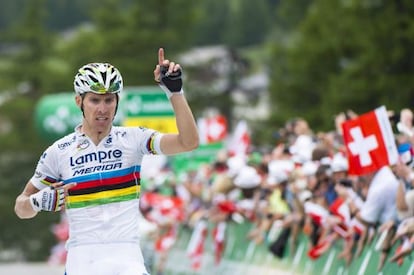 Rui Costa señala su arcoíris al cruzar vencedor la meta de la última etapa de la Vuelta a Suiza.
