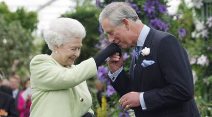 Carlos de Inglaterra, con su madre la reina de Inglaterra en 2009. 