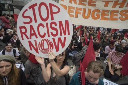 Manifestantes en Sidney donde el primer ministro australiano, Tony Abbott, anunció un adicional de 12.000 plazas para los refugiados sirios.