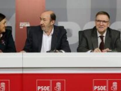 Fotograf&iacute;a facilitada por el PSOE de su secretario general, Alfredo P&eacute;rez Rubalcaba (c), junto a la portavoz del Grupo Socialista en el Congreso de los Diputados, Soraya Rodr&iacute;guez (i), y el portavoz en el Senado, Marcelino Iglesias (d), durante el encuentro que han mantenido hoy en la sede del partido las direcciones del Grupo Parlamentario Socialista (GPS) en el Congreso, el Senado y el Parlamento europeo.