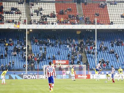 El Calderón, semivacío durante el partido contra el Hospitalet.