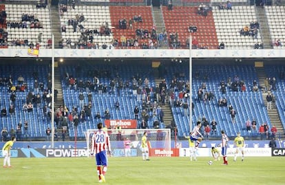 El Calderón, semivacío durante el partido contra el Hospitalet.