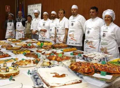 Un grupo de reposteros, con algunos de los postres presentados ayer en Castellón.