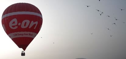 Globo aerostático con publicidad de E.on.